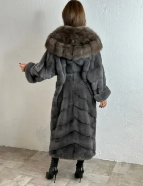 Удлиненная норковая шуба с капюшоном из куницы - цвет графит грей