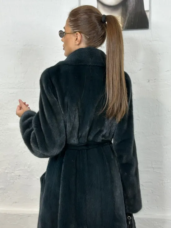 Классическое норковое пальто с английским воротником, поясом и шлицей