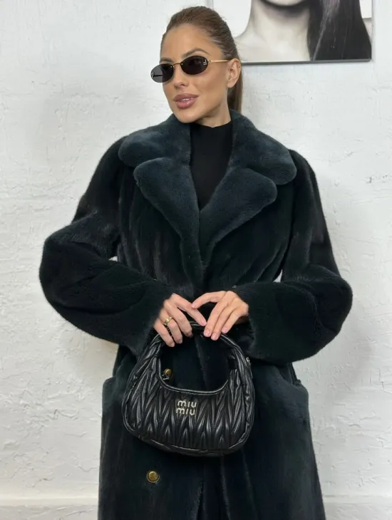 Классическое норковое пальто с английским воротником, поясом и шлицей