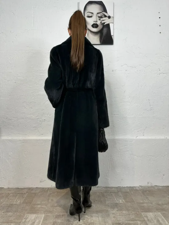 Классическое норковое пальто с английским воротником, поясом и шлицей