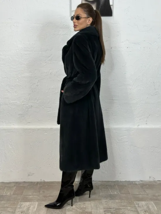 Классическое норковое пальто с английским воротником, поясом и шлицей