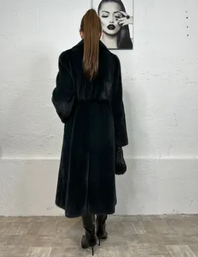 Классическое норковое пальто с английским воротником, поясом и шлицей