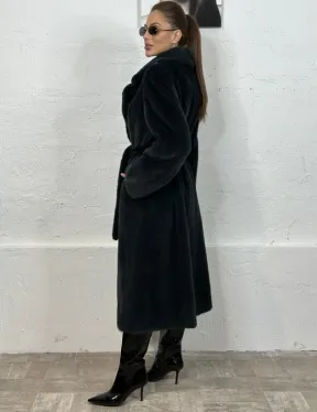 Классическое норковое пальто с английским воротником, поясом и шлицей