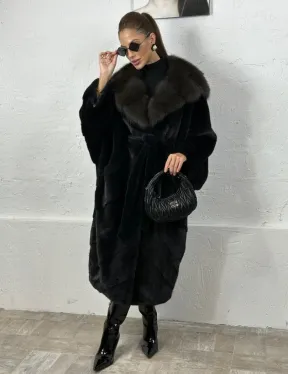 Эффектная шуба свободного силуэта с капюшоном куница - цвет инфинити