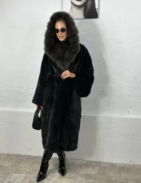 Эффектная шуба свободного силуэта с капюшоном куница - цвет инфинити