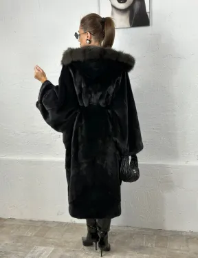 Эффектная шуба свободного силуэта с капюшоном куница - цвет инфинити