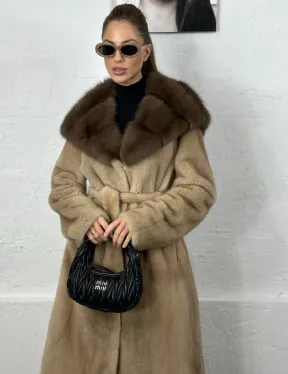 Песочная норковая шуба с капюшоном из куницы