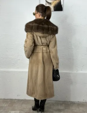 Песочная норковая шуба с капюшоном из куницы