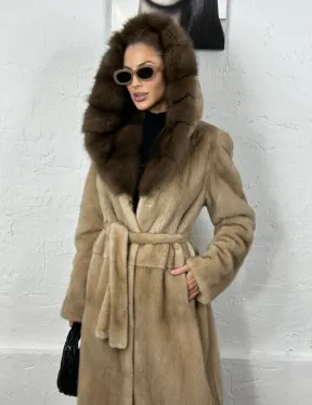 Песочная норковая шуба с капюшоном из куницы