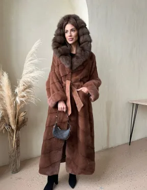 Шуба из аукционной норки с капюшоном из куницы - цвет терракотовый