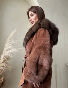 Шуба из аукционной норки с капюшоном из куницы - цвет терракотовый
