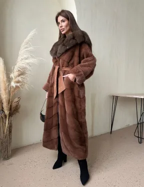 Шуба из аукционной норки с капюшоном из куницы - цвет терракотовый
