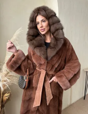 Шуба из аукционной норки с капюшоном из куницы - цвет терракотовый
