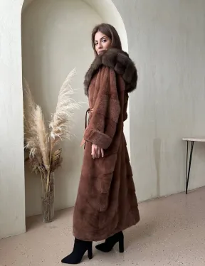 Шуба из аукционной норки с капюшоном из куницы - цвет терракотовый