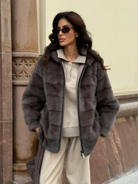 Бомбер из меха норки с капюшоном - цвет мокко