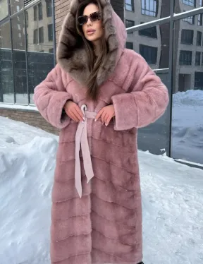 Длинная норковая шуба с капюшоном из меха куницы - цвет пудра