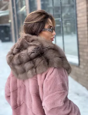 Длинная норковая шуба с капюшоном из меха куницы - цвет пудра