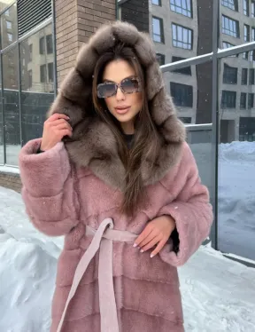 Длинная норковая шуба с капюшоном из меха куницы - цвет пудра