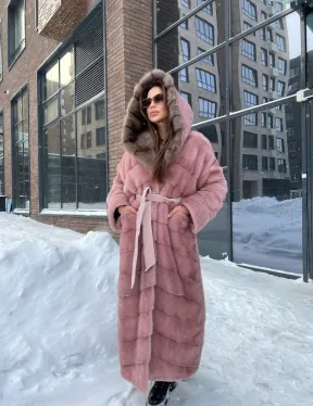 Длинная норковая шуба с капюшоном из меха куницы - цвет пудра