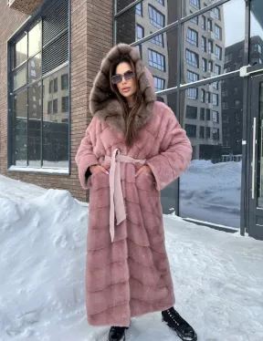 Длинная норковая шуба с капюшоном из меха куницы - цвет пудра