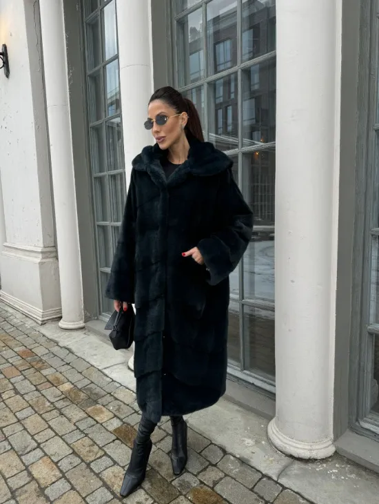 Шуба из плюшевой норки NAFA с капюшоном  - цвет черный изумруд