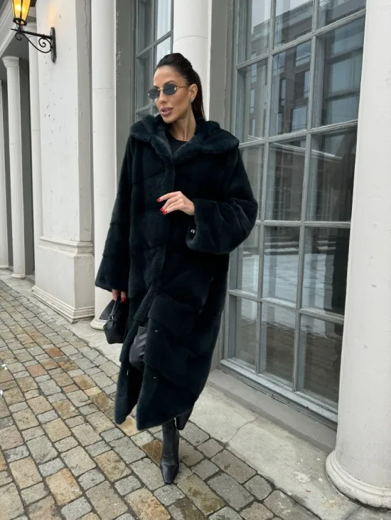 Шуба из плюшевой норки NAFA с капюшоном  - цвет черный изумруд