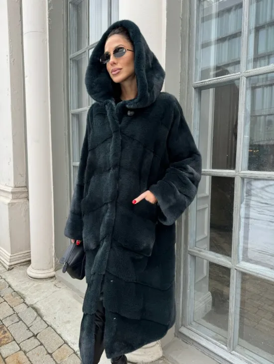 Шуба из плюшевой норки NAFA с капюшоном  - цвет черный изумруд