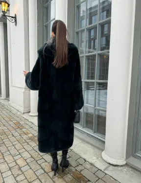 Шуба из плюшевой норки NAFA с капюшоном  - цвет черный изумруд