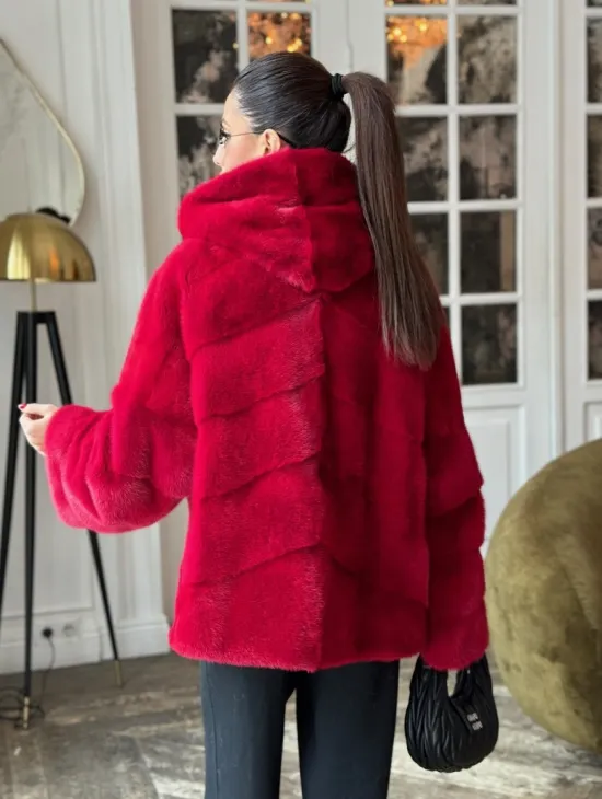 Красная короткая шуба из меха норки с капюшоном, паркет