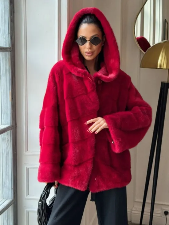 Красная короткая шуба из меха норки с капюшоном, паркет