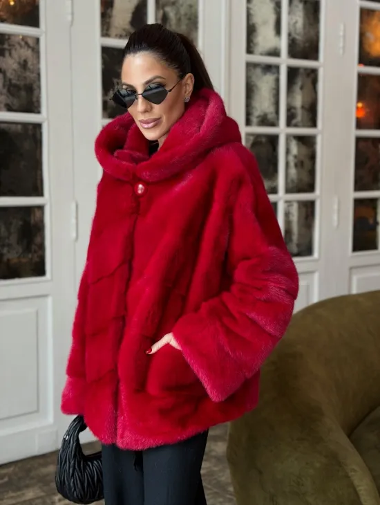 Красная короткая шуба из меха норки с капюшоном, паркет