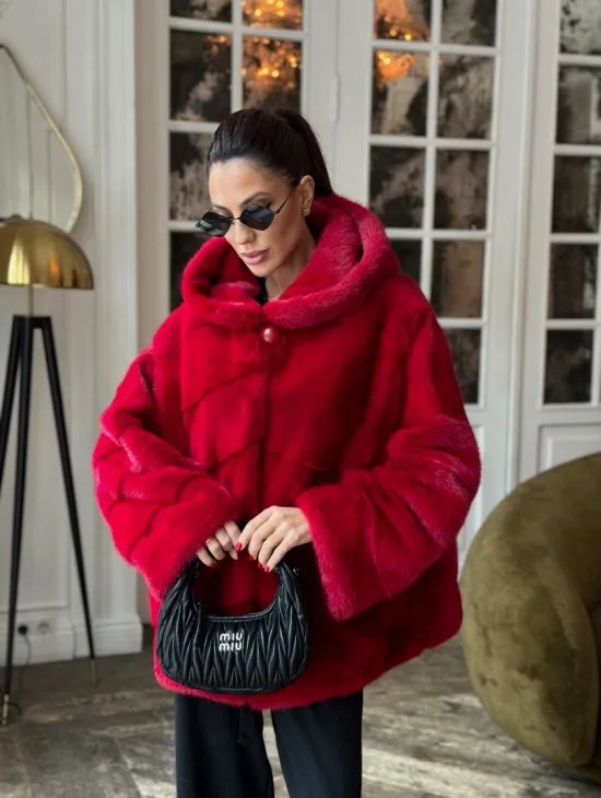 Красная короткая шуба из меха норки с капюшоном, паркет