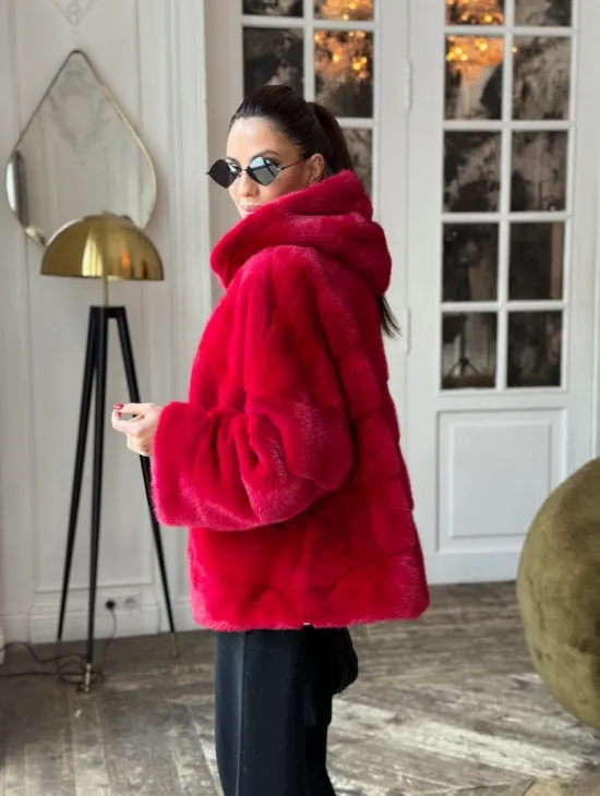 Красная короткая шуба из меха норки с капюшоном, паркет