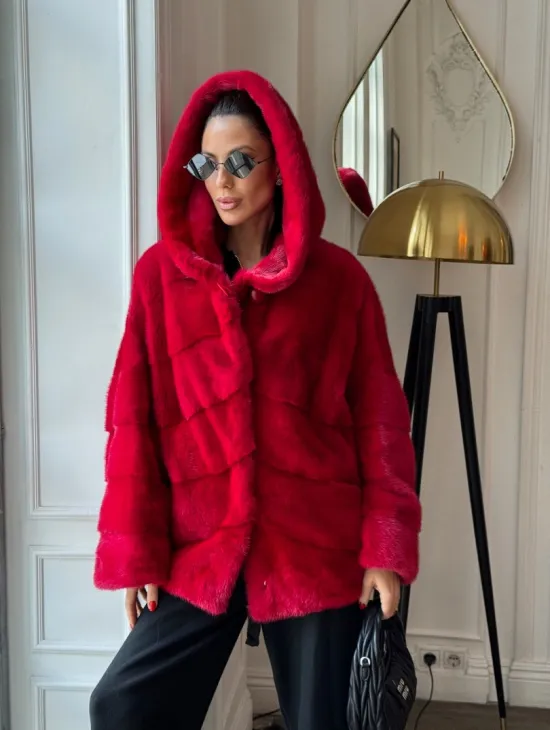 Красная короткая шуба из меха норки с капюшоном, паркет