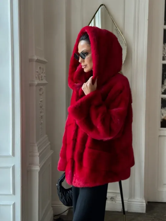 Красная короткая шуба из меха норки с капюшоном, паркет