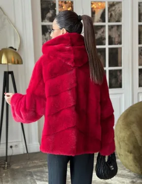 Красная короткая шуба из меха норки с капюшоном, паркет