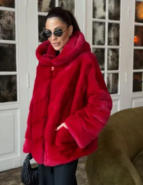 Красная короткая шуба из меха норки с капюшоном, паркет