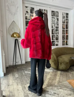 Красная короткая шуба из меха норки с капюшоном, паркет