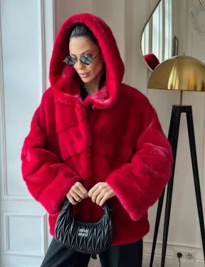 Красная короткая шуба из меха норки с капюшоном, паркет