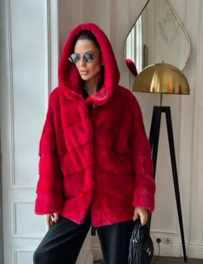 Красная короткая шуба из меха норки с капюшоном, паркет