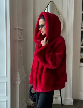 Красная короткая шуба из меха норки с капюшоном, паркет