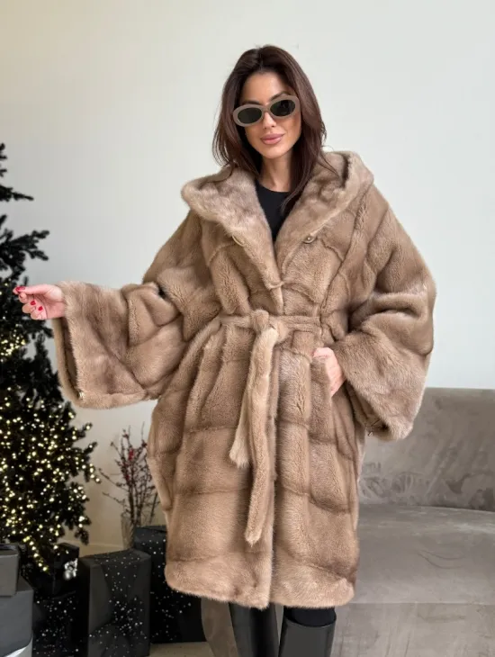 Шуба свободного силуэта из меха норки с капюшоном - цвет пастель