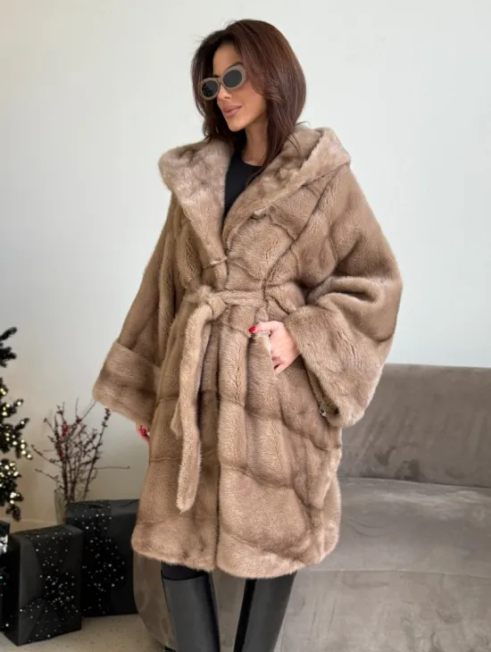 Шуба свободного силуэта из меха норки с капюшоном - цвет пастель