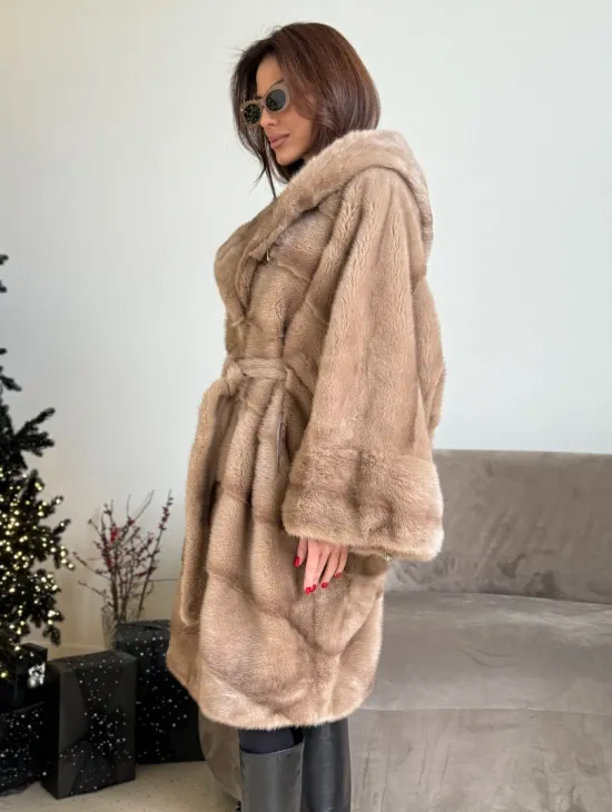 Шуба свободного силуэта из меха норки с капюшоном - цвет пастель