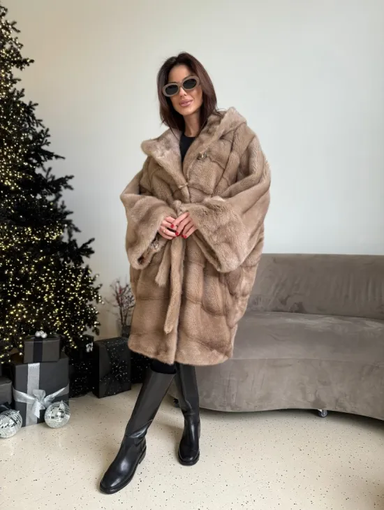 Шуба свободного силуэта из меха норки с капюшоном - цвет пастель