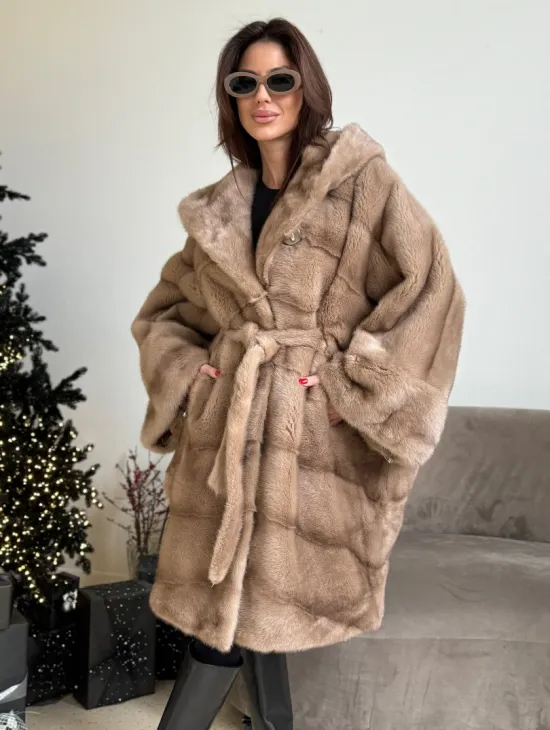 Шуба свободного силуэта из меха норки с капюшоном - цвет пастель