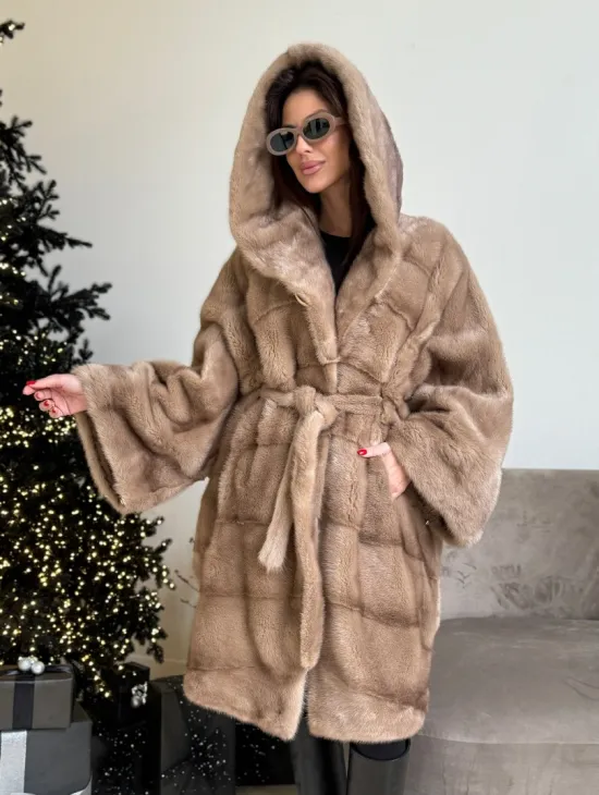 Шуба свободного силуэта из меха норки с капюшоном - цвет пастель