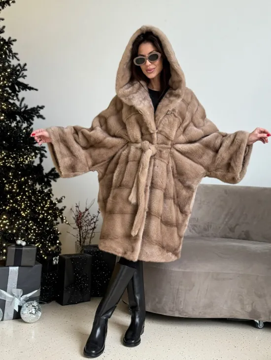 Шуба свободного силуэта из меха норки с капюшоном - цвет пастель