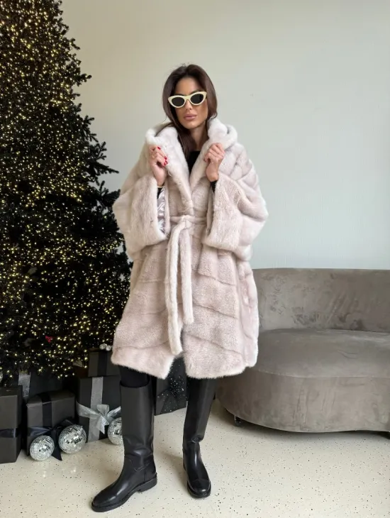 Шуба свободного силуэта из меха норки с капюшоном в цвете пудра