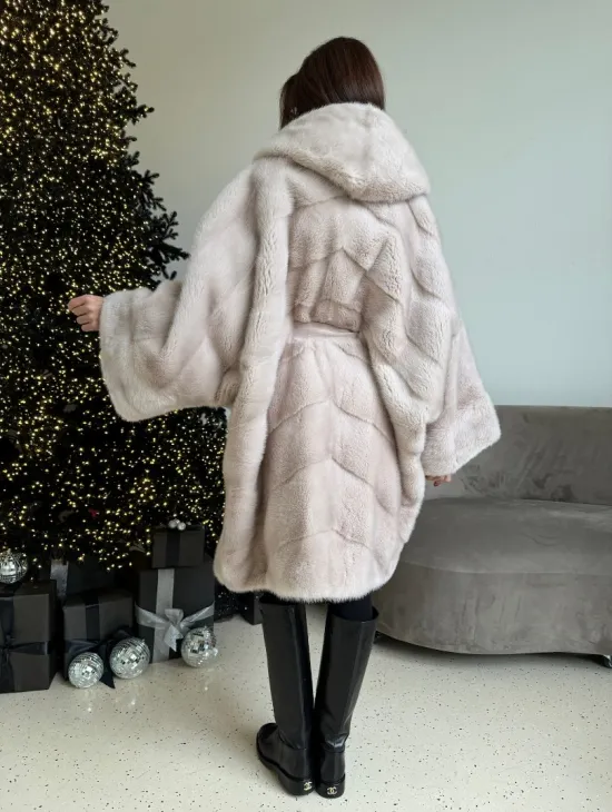 Шуба свободного силуэта из меха норки с капюшоном в цвете пудра